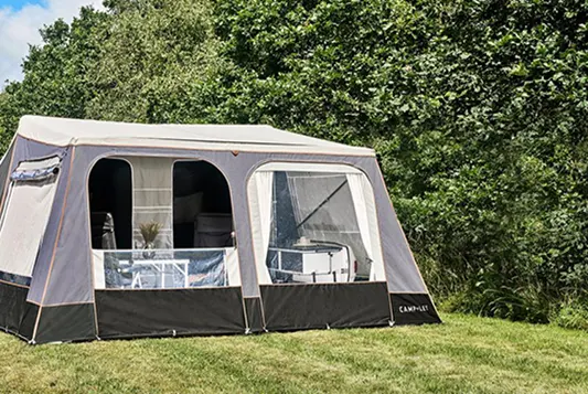 I Camp-let North får hela familjen plats. Det rymliga vardagsrummet och ventilerade sovalkover med sängplatser till 4 personer..