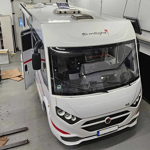 I vår verkstad tar vi oss an alla utmaningar som dyker upp. Vi fixar allt efter förfrågan och för oss är det viktigt att din husbil eller husvagn fungerar som den ska och ni får en bekymmerslös semester.